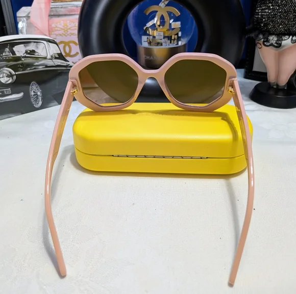 Marc Jacobs Pink Sunglasses Model 659/S 35J - www  display picture 2